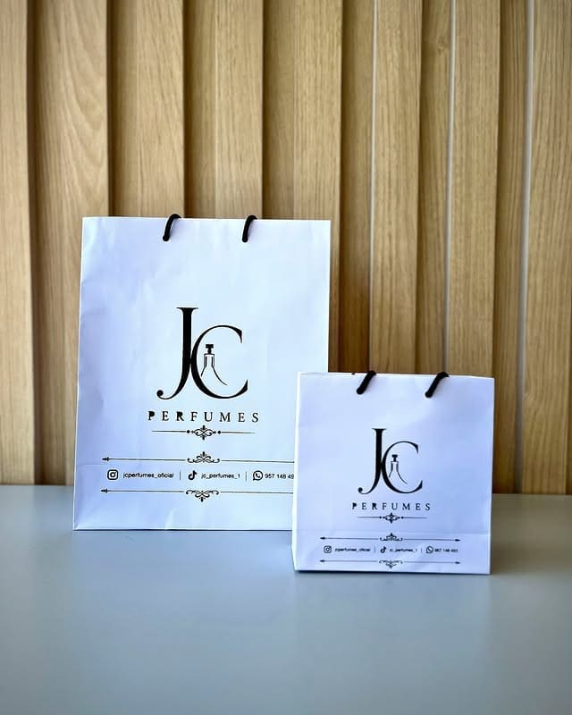 Bolsas de papel con el logo de JC Perfumes listas para entregar