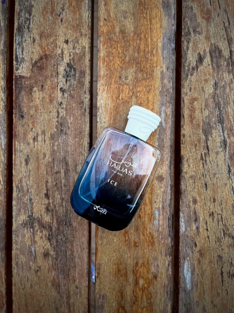 Frasco de Hawas Ice de Rasasi sobre una mesa de madera, visto desde arriba