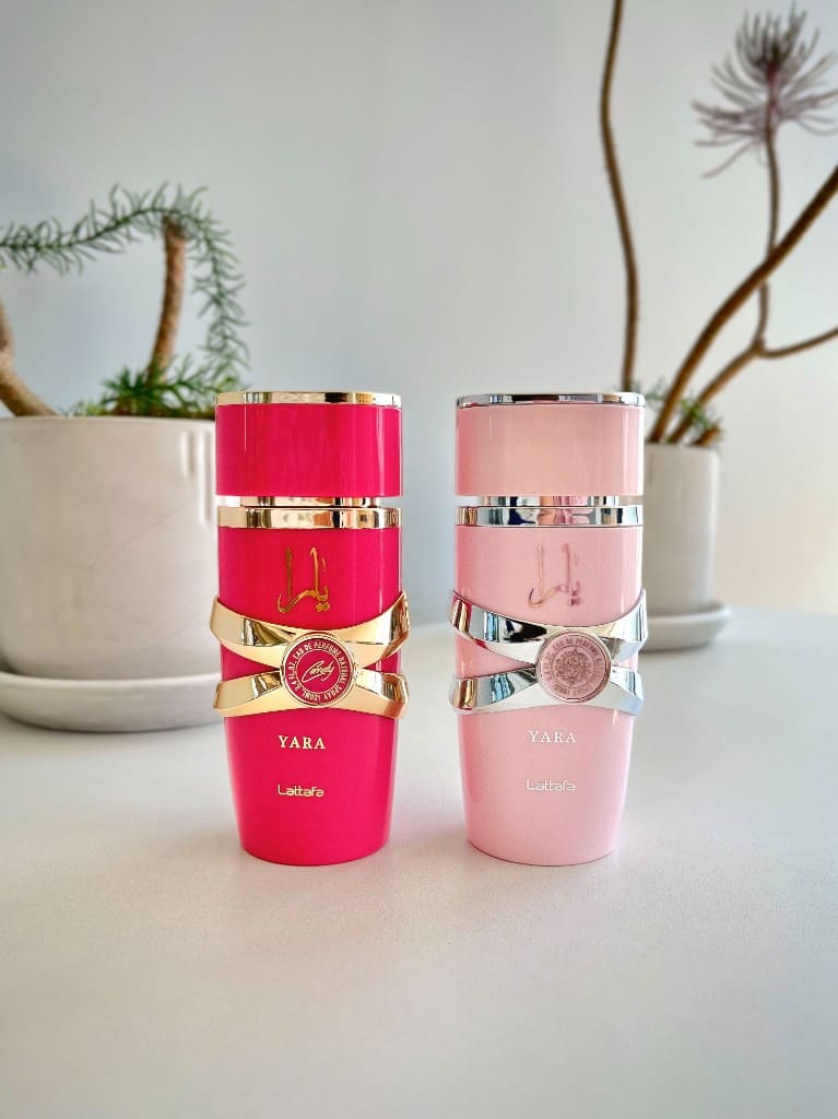 Frascos Yara fucsia y rosa de Lattafa sobre una mesa blanca